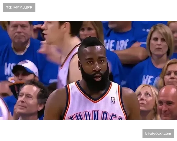 WNBA状元佩奇亮相独行侠对雷霆比赛现场亲切与球迷互动引发热烈关注 WNBA状元佩奇亮相独行侠对雷霆比赛现场亲切与球迷互动引发热烈关注